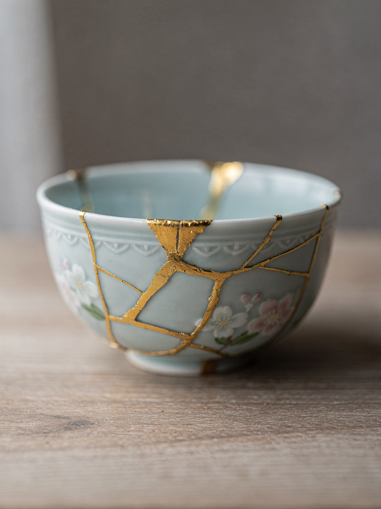Taza Kintsugi con grietas de oro